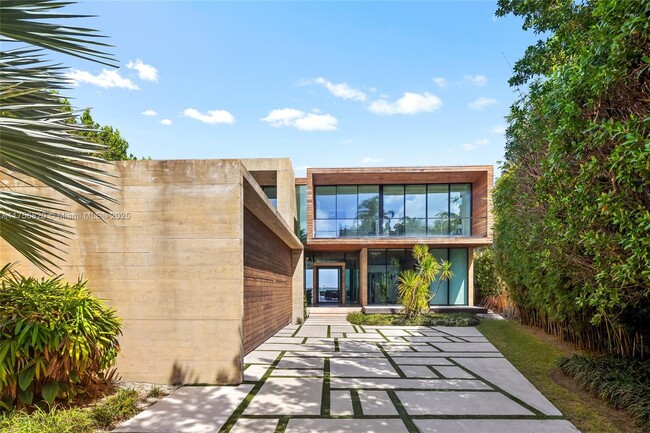 825 E Dilido Dr in Miami Beach, FL - Building Photo - Building Photo