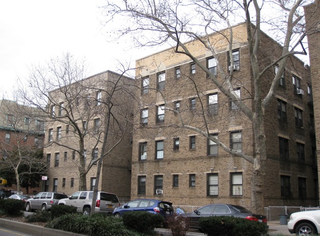 83-05 34th Ave in Flushing, NY - Foto de edificio - Building Photo