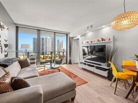 121 NE 34th St, Unit 77 in Miami, FL - Building Photo