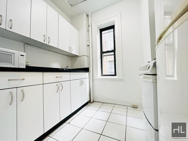 159 E 55th St in New York, NY - Building Photo - Building Photo