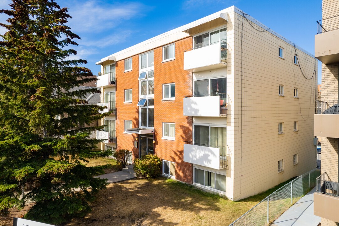 1817 18a St SW in Calgary, AB - Building Photo