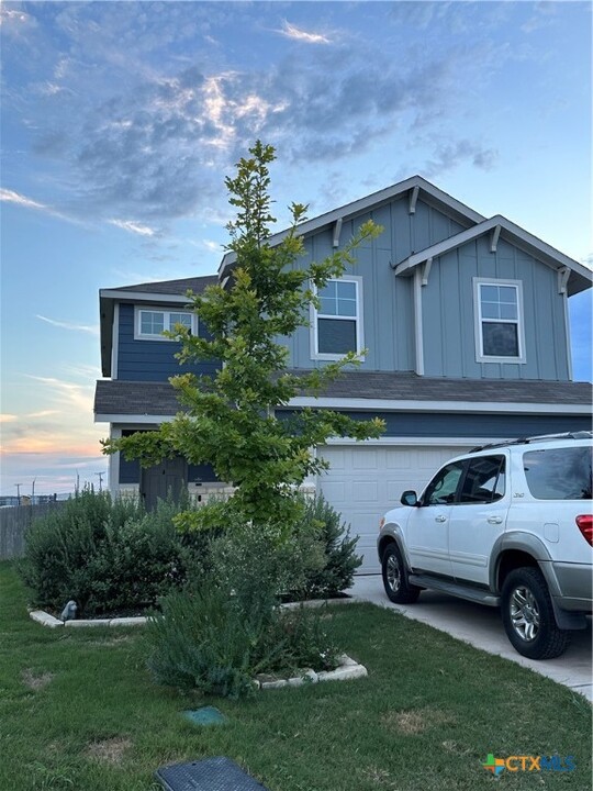 706 Crested Iris in Canyon Lake, TX - Foto de edificio