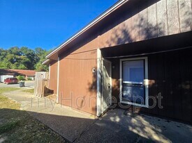 8430 Country Walk Dr in Pensacola, FL - Building Photo