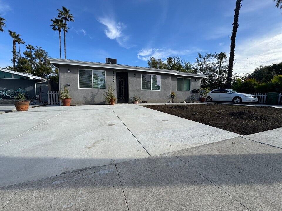19801 Gilmore St in Woodland Hills, CA - Foto de edificio