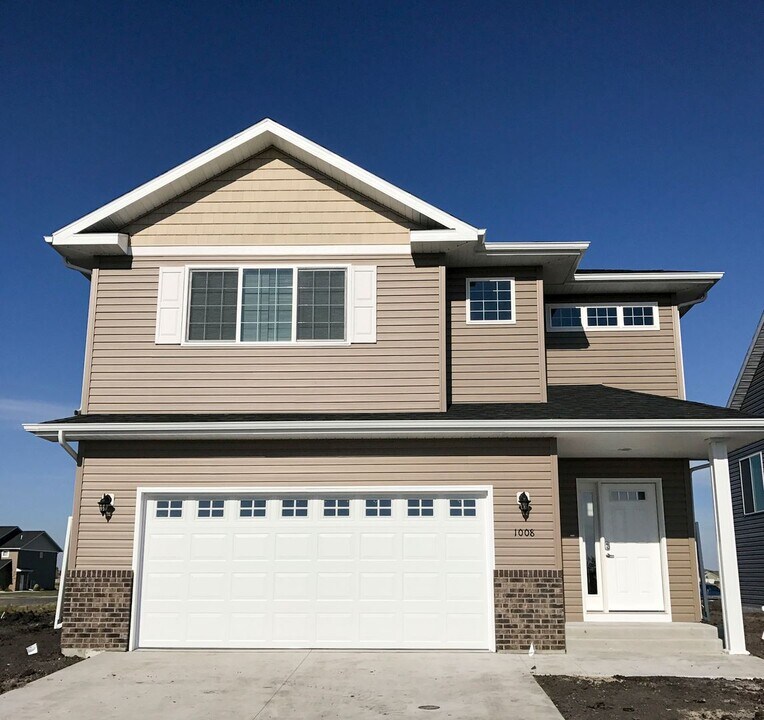 1008 46th Ave S in Moorhead, MN - Foto de edificio