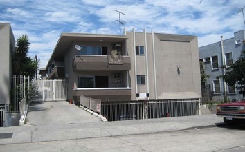 5525-5527 Virginia Ave in Los Angeles, CA - Foto de edificio - Building Photo