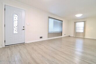 6104 E Manslick Rd in Louisville, KY - Building Photo - Building Photo