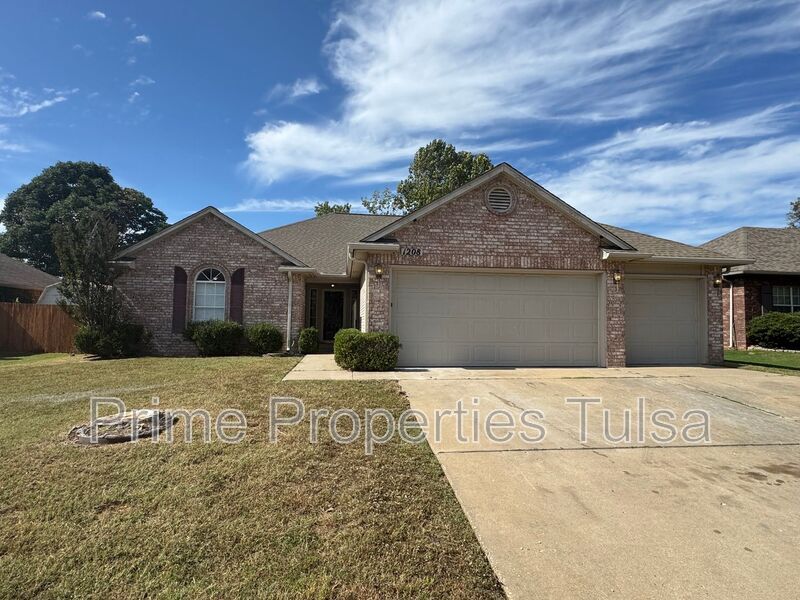 1208 S 35th St in Broken Arrow, OK - Building Photo