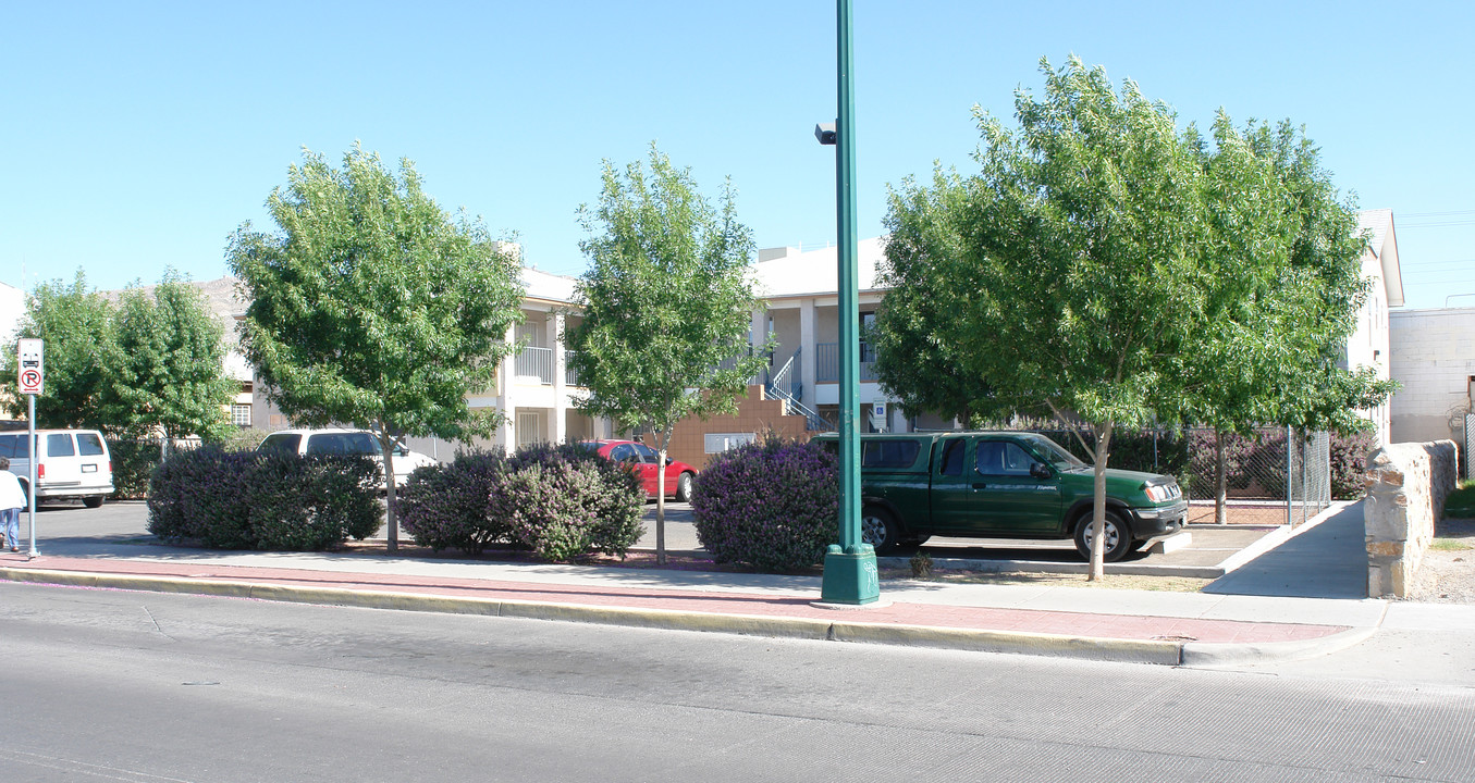 3319 Alameda Ave in El Paso, TX - Building Photo