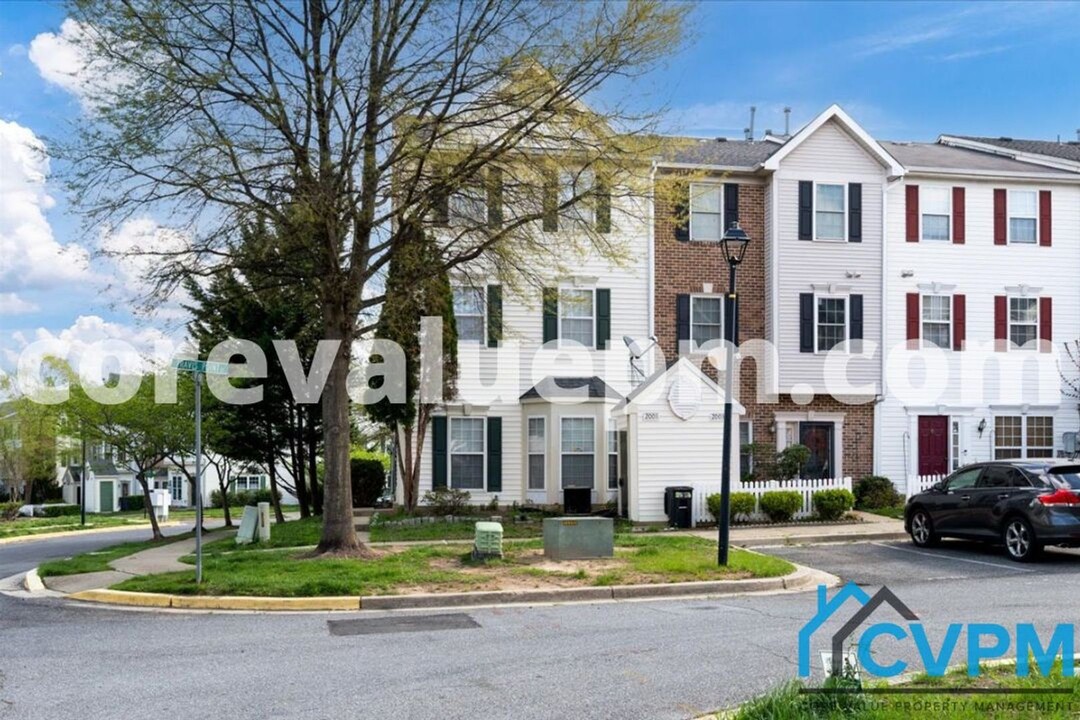 2001 Travis Point Ct in Odenton, MD - Foto de edificio