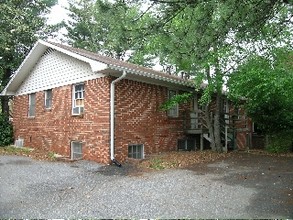 220 Sandy Spring Pl in Atlanta, GA - Foto de edificio - Building Photo