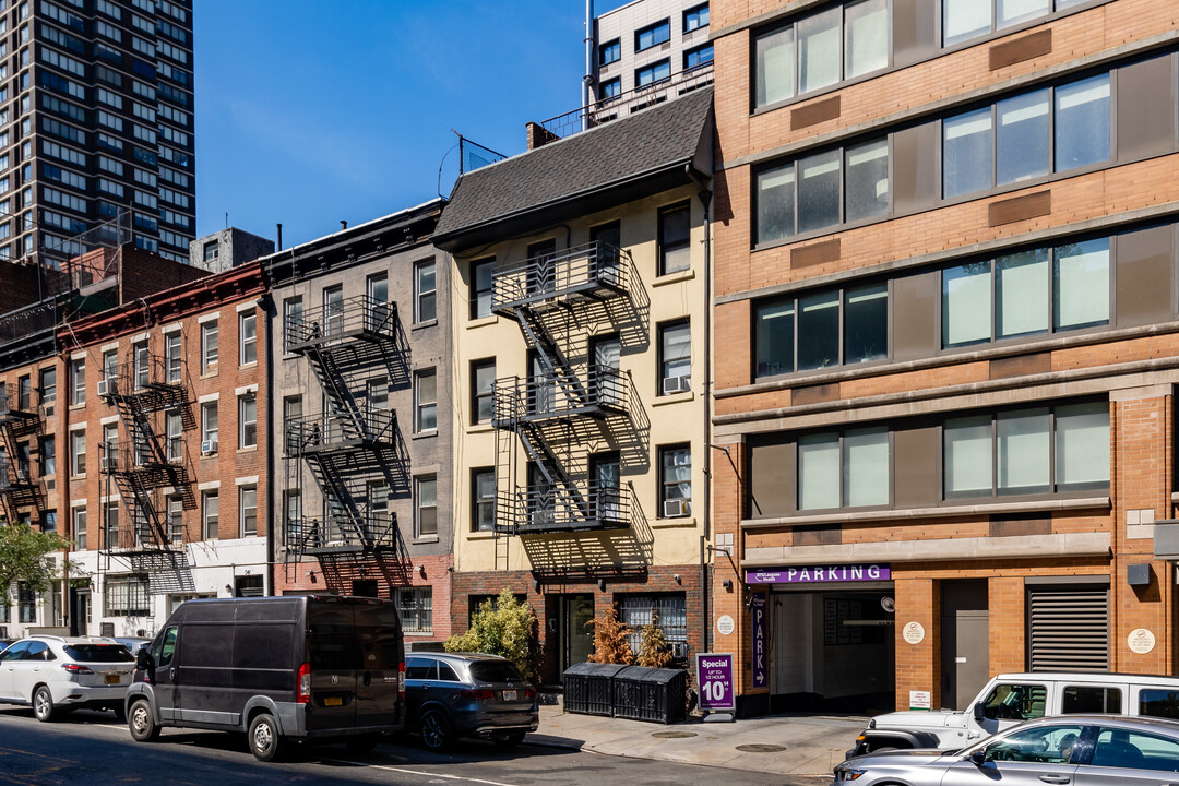 345 E 33rd St in New York, NY - Building Photo