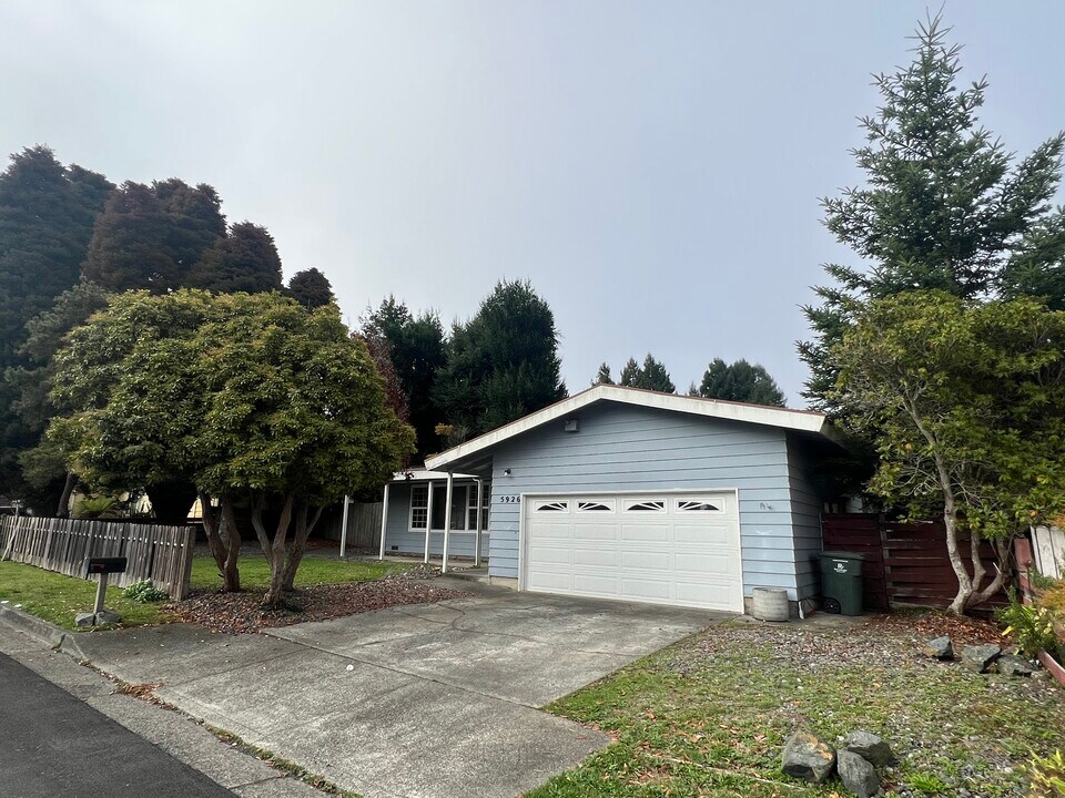 5926 Walnut Dr in Eureka, CA - Building Photo