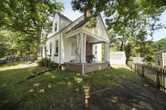 1104 Summit Dr in Charleston, WV - Building Photo - Building Photo