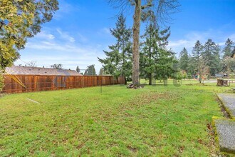 12917 NE Holladay St in Portland, OR - Building Photo - Building Photo