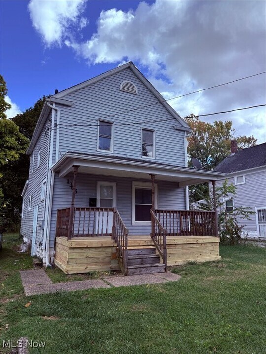 1305 Curtis St in Akron, OH - Foto de edificio