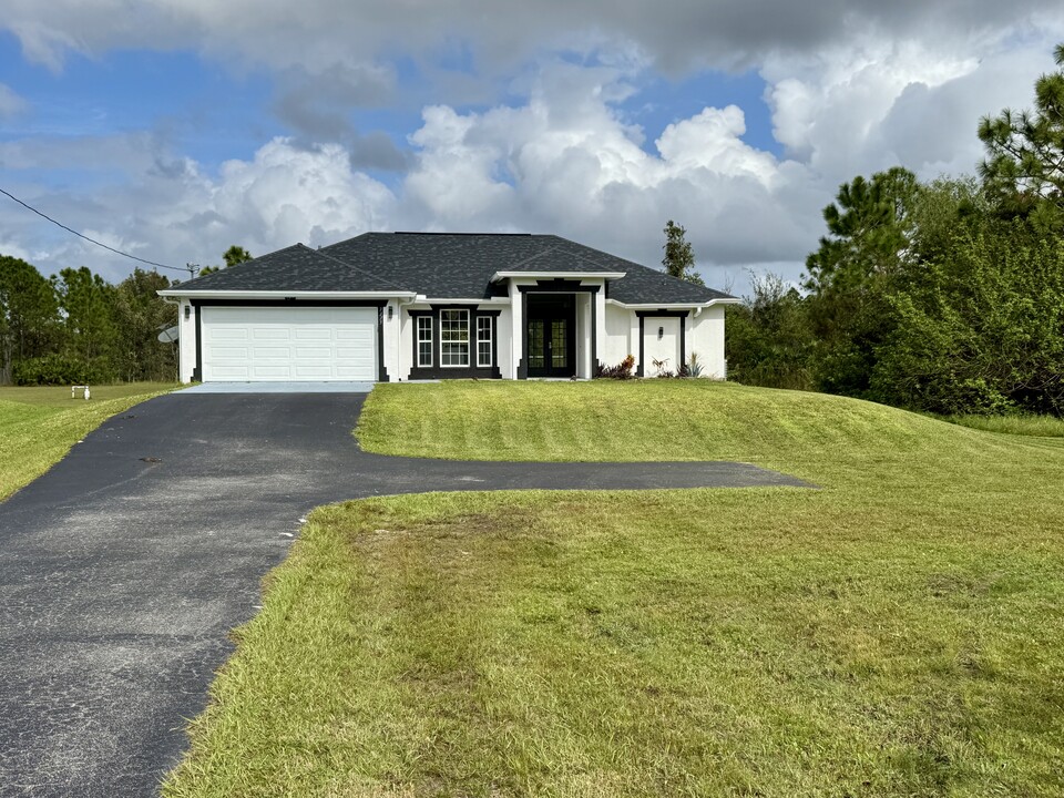 3335 43rd Ave NE in Naples, FL - Building Photo