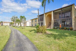 826 Sky Pine Way in Greenacres, FL - Building Photo