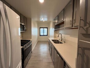 6540 Hayvenhurst Ave in Los Angeles, CA - Building Photo - Building Photo