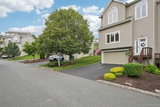 4 Cliffside Ct in Woodbury, NY - Building Photo - Building Photo