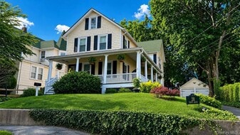 28 Tooker Ave in Oyster Bay, NY - Building Photo