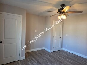 8233 Harrison Bay Rd in Harrison, TN - Foto de edificio - Building Photo