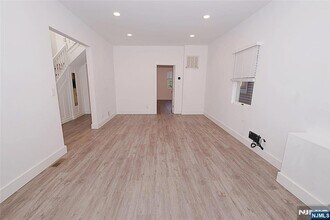34 Hilliard Ave in Edgewater, NJ - Building Photo - Building Photo