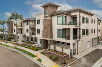 Montego Condominiums in Oceanside, CA - Foto de edificio - Building Photo