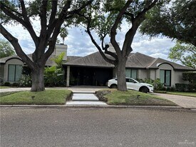 11 SW Greenbriar Square in McAllen, TX - Building Photo