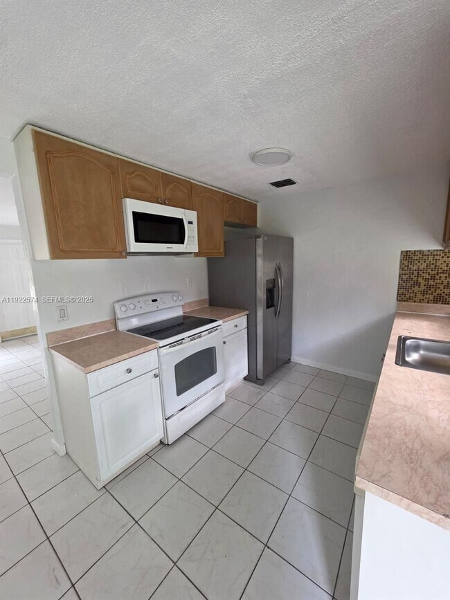 5626 Freedom St in Hollywood, FL - Building Photo - Building Photo