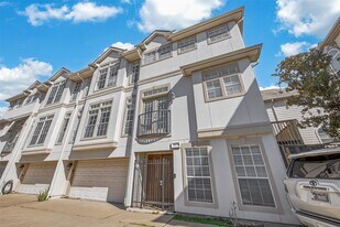 5217 Blossom St in Houston, TX - Building Photo