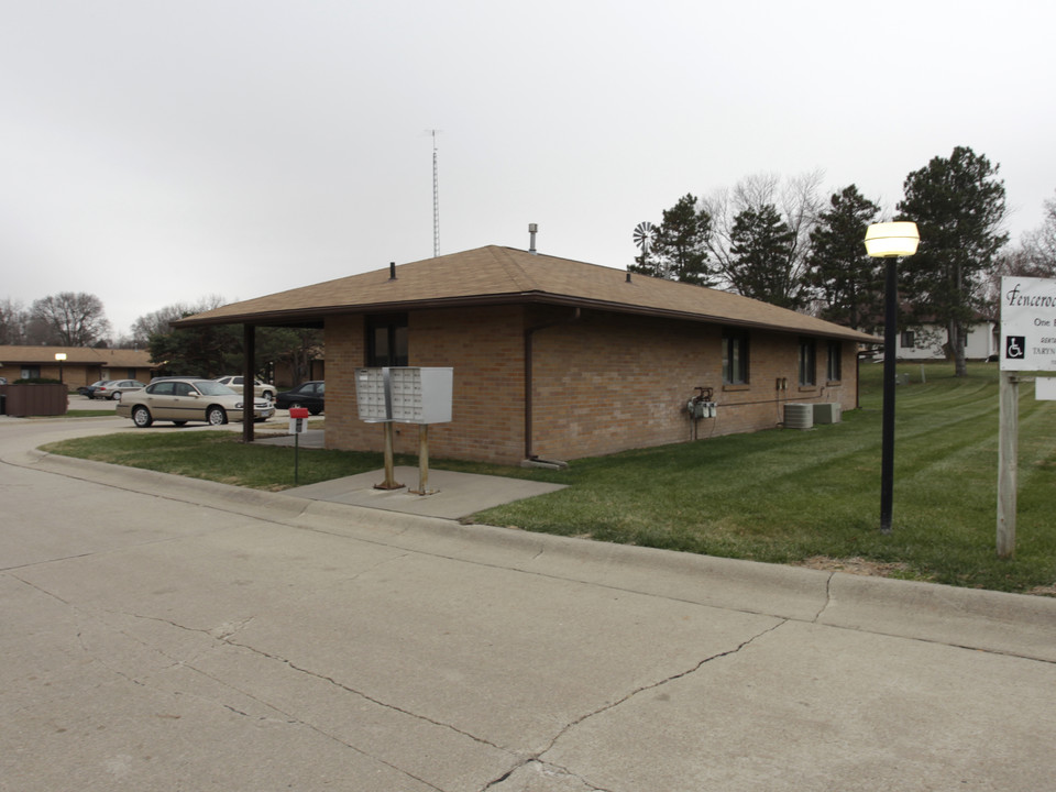 Fencerock Court in Hickman, NE - Foto de edificio