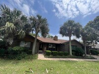 3021 Coral Strip Pkwy in Gulf Breeze, FL - Foto de edificio - Building Photo