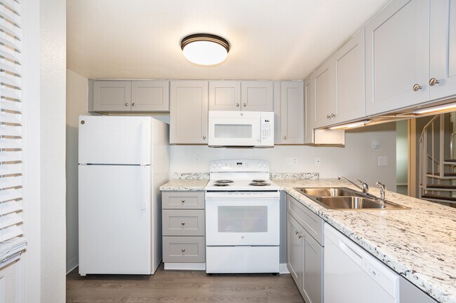 Dover Commons Apartments in Lakewood, CO - Building Photo - Building Photo