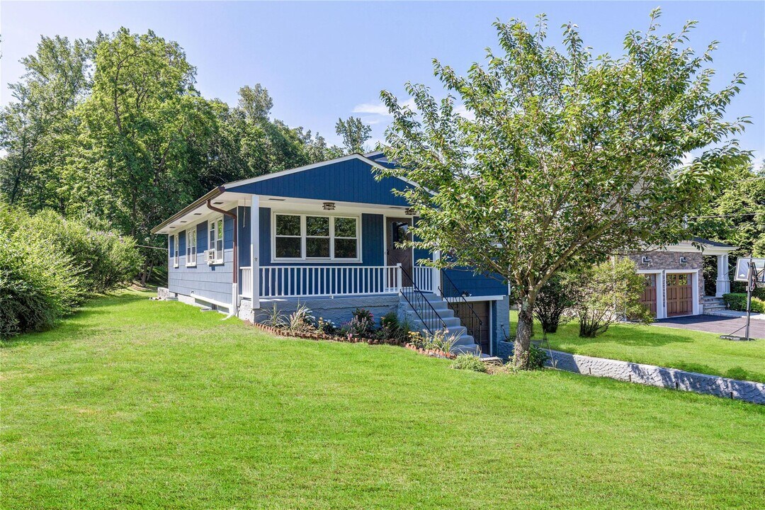 125 Whittier Dr in Thornwood, NY - Building Photo