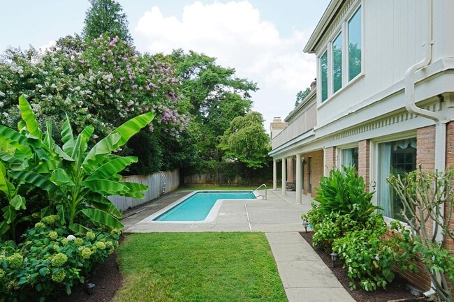 6209 Stoneham Ln in McLean, VA - Building Photo - Building Photo