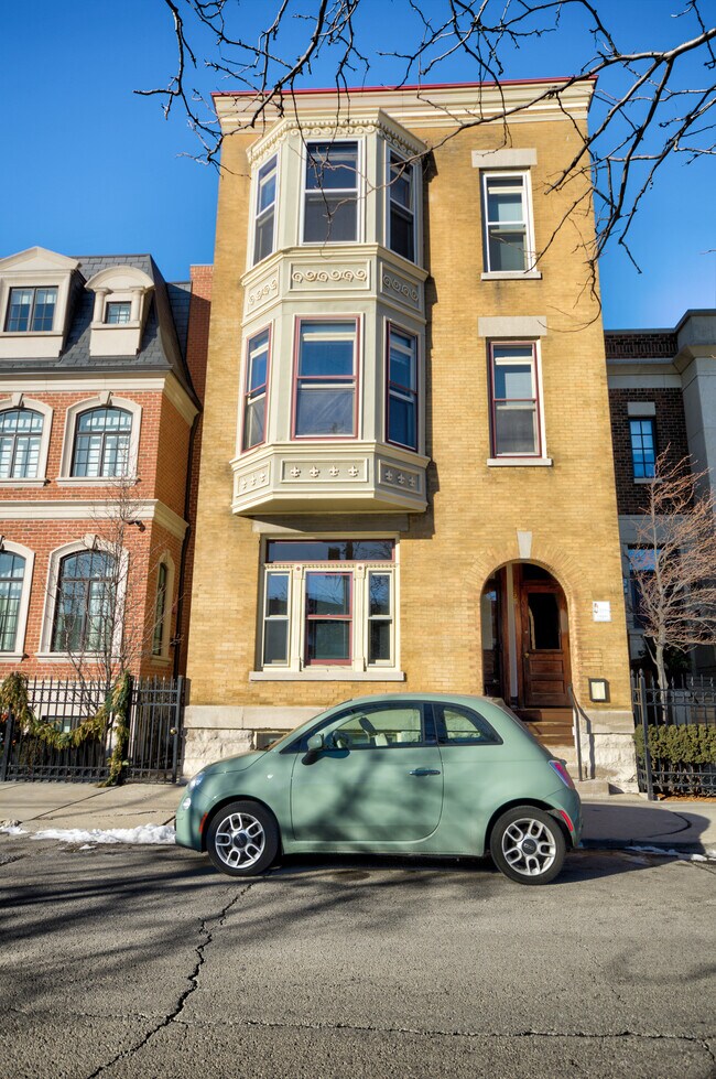 property at 638 W Drummond Pl