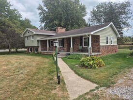 12387 Milford Rd in Holly, MI - Building Photo