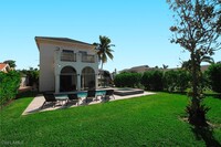 11002 Vanderbilt Dr in Naples, FL - Foto de edificio - Building Photo