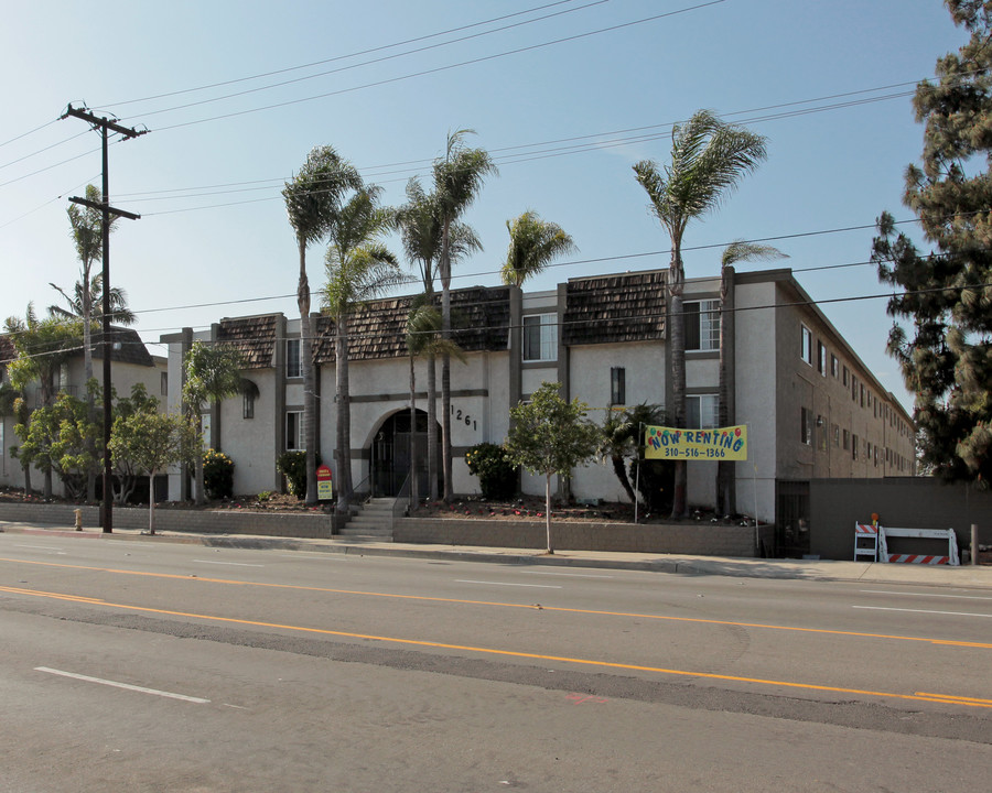 Royal Palms Apartments in Gardena, CA - Building Photo