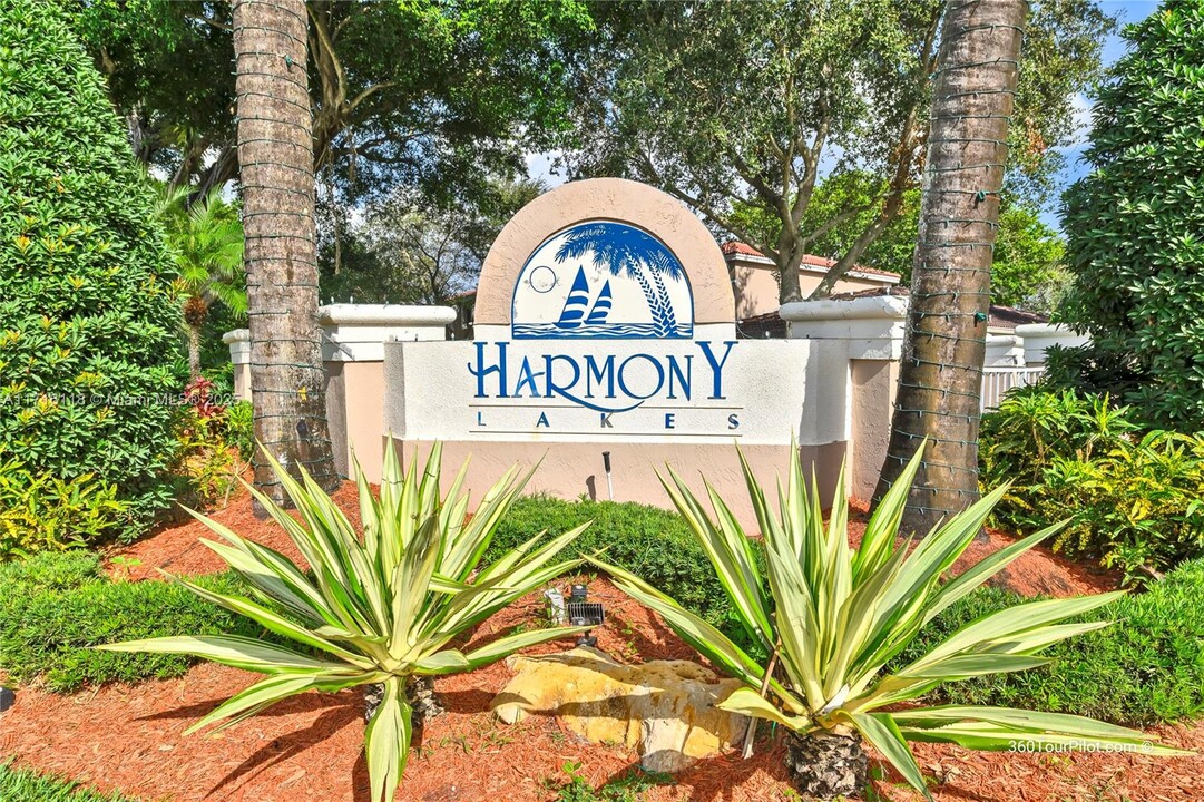 1663 E Harmony Lake Cir in Davie, FL - Building Photo