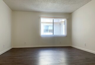 1012 E Acacia Ave in Glendale, CA - Building Photo - Building Photo