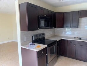 2701 NW 21st St in Fort Lauderdale, FL - Foto de edificio - Building Photo