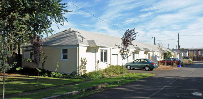 723 N Hwy 99 in Eugene, OR - Foto de edificio - Building Photo