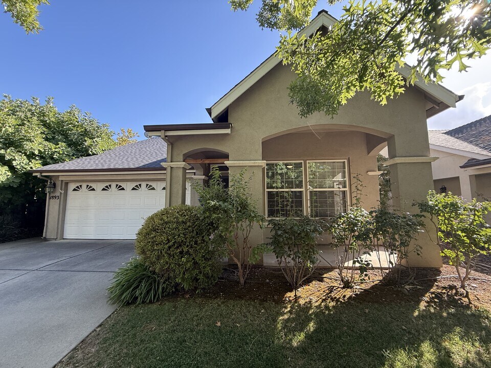 1893 Autumn Hill Ln in Chico, CA - Foto de edificio