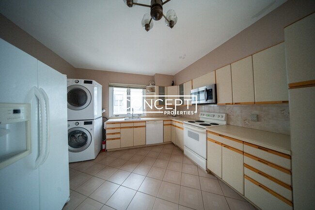 208 Rawson Rd in Brookline, MA - Building Photo - Building Photo