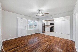 108 Poplar St in Waxahachie, TX - Building Photo - Building Photo