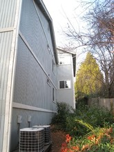 329 E Maryland Dr in Grass Valley, CA - Building Photo - Building Photo