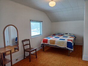 321 W Mcmillan Ave, Unit 1 in Newberry, MI - Foto de edificio - Building Photo