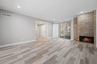 2113 Lake Village Dr in Houston, TX - Building Photo - Building Photo